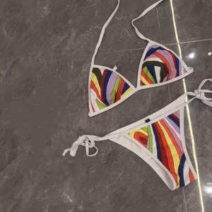 Completo Bikini Sexy da Donna 3 Pezzi con Dettaglio in Vita, Scollo a V, in Spandex/Poliestere, Abbigliamento da Spiaggia di Lusso con Grandi Sciarpe - Collezione Estiva 2026 - Product Image 3