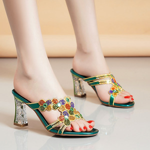 Sandales à talon bloc Xuanhui, nouveau design, élégantes et luxueuses, ornées de pierres précieuses et de fleurs en cristal transparent, en cuir microfibre, 8 cm, pour femmes - Product Image 1