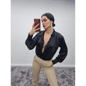 เสื้อเชิ้ตผ้าซาตินสีดำติดกระดุมมุก เสื้อผู้หญิงไซส์ S เสื้อท่อนบนสำหรับงานทางการสุดหรู - Product Image 1