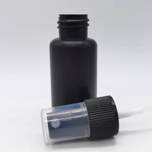 ब्लैक रिब्ड फाइन मिस्ट पंप स्प्रे कैप्स के साथ 30 मिलीलीटर औंस एचडीपीई प्लास्टिक खाली रिफिल करने योग्य मैट ब्लैक मिस्ट स्प्रे बोतल