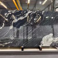 Grande dalle de quartzite noir cosmique poli, fond noir avec veines rose-grises, pour mur d'accentuation de villa, plan de travail et table à manger