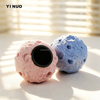 Conception luxueuse avec capuchon en pierre naturelle associé à un capuchon de flacon de parfum unique en forme de lune, production sur mesure en gros pour les fabricants.