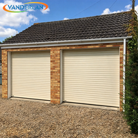 Porte de garage résidentielle insonorisée avec structure d'étanchéité des bords pour réduire le bruit extérieur dans l'espace du garage de la maison familiale