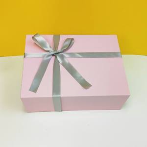 Boîtes cadeaux pliables en carton recyclable avec logo personnalisé imprimé, ruban, fermeture magnétique et doublure en éponge pour vêtements et chaussures - Product Image 4