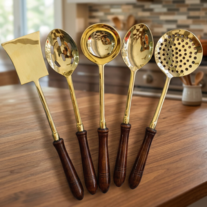 Ensemble de 5 louches de cuisine traditionnelles en laiton |   35,5 cm de long |   Tête en laiton doré avec manche en bois |   Cuisine durable faite à la main - Product Image 4