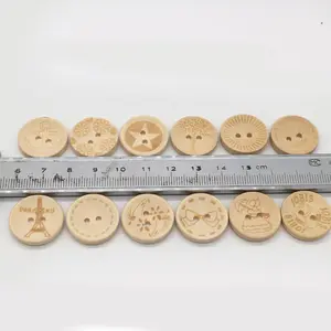 Yiwu-Soporte de diseño personalizado para ropa, botones de madera natural para manualidades grabadas con láser, tamaño de 2 agujeros