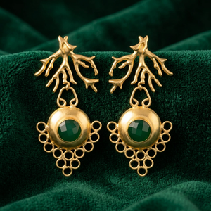 Nouvelles boucles d'oreilles pendantes ethniques dorées plaquées or avec émeraudes pour mariage, fiançailles et occasions spéciales - Product Image 2