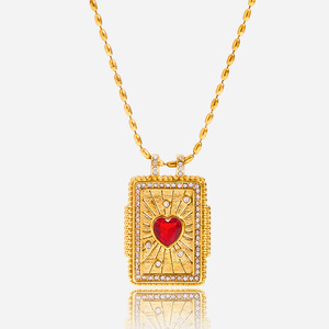 Collar con colgante en forma de corazón de circonita roja chapado en oro con engaste pavé para regalo - Product Image 1