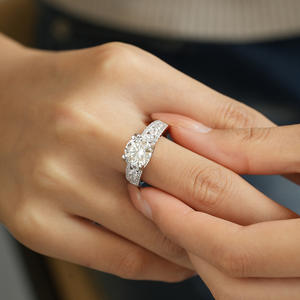 Anillo <span class=keywords><strong>de</strong></span> Bodas <span class=keywords><strong>de</strong></span> estilo clásico coreano personalizado <span class=keywords><strong>de</strong></span> Plata <span class=keywords><strong>de</strong></span> Ley 925 al por mayor <span class=keywords><strong>Cabeza</strong></span> <span class=keywords><strong>de</strong></span> <span class=keywords><strong>Vaca</strong></span> moissanita <span class=keywords><strong>de</strong></span> corte redondo para fiestas joyería <span class=keywords><strong>de</strong></span> 3 quilates - Product Image 4