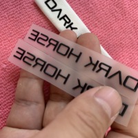 Logo en silicone de presse à chaud de vente chaude, étiquette de transfert de chaleur en silicone surélevée 3D parfaite pour l'uniforme