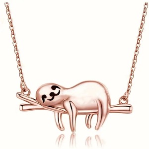 Collana con Ciondolo a Forma di Bradipo in Oro Rosa, Design Animale Carino, Catena a Maglie, Gioiello Unisex per Uso Quotidiano - Product Image 1