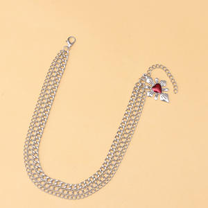 Botas Martin con Cadena Plateada y Colgante de Corazón Rojo, Accesorio de Moda, Punta Redonda, Suela de Goma - Product Image 6