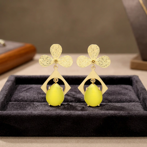 Pendientes de Calcedonia Amarilla con Diseño de Hoja Chapados en Oro de Jaipur Gems - Estilo Étnico, Unisex, para Compromiso, Origen Rajasthan - Product Image 2