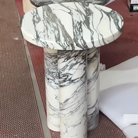 Table d'appoint ronde en marbre Calacatta sur mesure, 3 colonnes, mobilier en pierre pour salon contemporain et décoration de villa