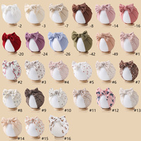 Accessoire capillaire pour enfants en satin de style européen et américain, avec grand nœud imprimé à fines rayures, et bonnet doux pour bébés protégeant les points sensibles