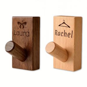 Crochet mural en bois personnalisé, patère à manteau en noyer massif avec nom gravé, porte-chapeau moderne en bois de hêtre, organisateur d'entrée - Product Image 1