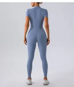 بذلة من قطعة واحدة بأكمام قصيرة وسحاب بتصميم مستدام الأحدث لعام 2024 ملائمة لممارسة اليوجا ملابس رياضية للنساء بنطال لياقة بدنية مزود بنظام التحكم في البطن