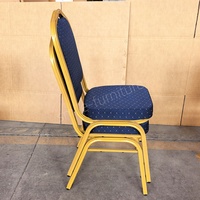 Chaise de salle à manger commerciale d'intérieur empilable et stable, avec dossier ouvert moderne, structure métallique, finition bois de rose, pieds tournés, résistante à l'eau, pour hôtel