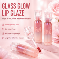 Gloss à lèvres Nude Mist, taille standard, flacon rose, hydratant, fini mat velours, gloss à lèvres Maillard qui illumine le teint