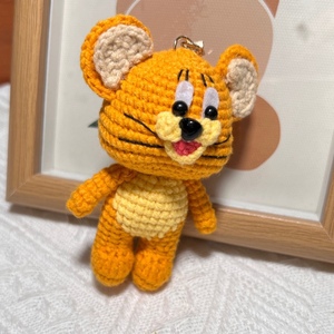 Portachiavi/Charm per Borsa a Forma di Gatto in Peluche Lavorato all'Uncinetto con Filato a Righe, Regalo Creativo per le Feste di Changxu Craft - Product Image 4