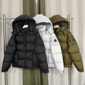 Veste d'hiver matelassée en coton avec capuche amovible pour homme, coupe-vent, chaude, décontractée, avec décorations rondes sur les manches, disponible en trois couleurs unies - Product Image 1