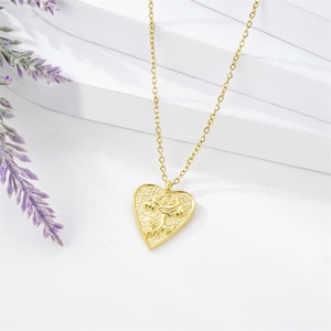 Collier délicat pour femme en acier inoxydable avec pendentif cœur et fleur rose - Product Image 4