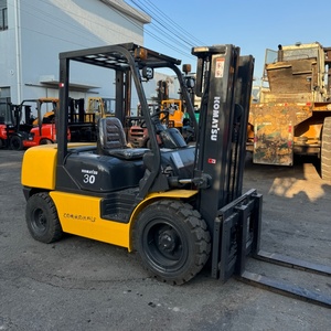 Offre Spéciale – Chariot élévateur diesel Komatsu FD30 de 3 tonnes, d'occasion, fabriqué au Japon, presque neuf (à 99 %), avec mât à deux étages, en excellent état - Product Image 1