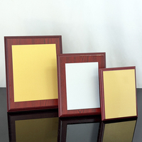 Plaque personnalisée en aluminium or/argent avec support en bois rouge pour certificat et récompenses – Trophée en bois rouge vierge MH-T372