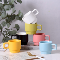 Mug en céramique empilable personnalisé en gros, poignée carrée, base côtelée verticale, couleur unie mate, en porcelaine, pour café, eau, cadeau, usage domestique