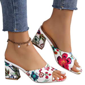 Chaussures à talons hauts pour femmes Style romain Antidérapant Plage Talons épais Grande taille Commerce extérieur Vêtements d'extérieur Sandales à imprimé graffiti - Product Image 1