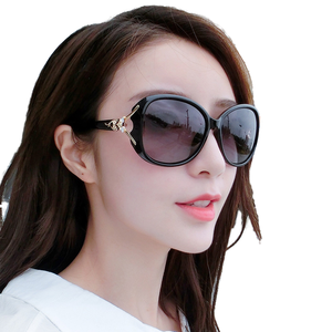 Nouvelles Lunettes de Soleil Tendance Haut de Gamme 2024 à Grande Monture Effet Miroir pour Femme – Monture PC Bleue/Rose/Gris – Très Populaires en Europe et en Amérique - Product Image 1
