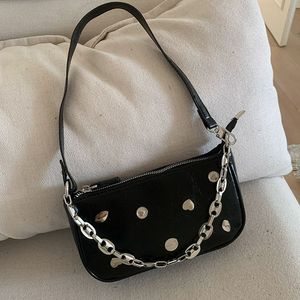 Sac à bandoulière pour femme de style coréen, noir texturé, avec chaîne décorative, fermeture éclair souple, pour tenues de tous les jours, sac bandoulière - Product Image 2