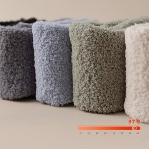 Chaussettes antidérapantes en polaire corail douce personnalisables avec logo, chaudes et épaisses, pour l'hiver, pour femmes et hommes, faible MOQ, OEM - Product Image 3