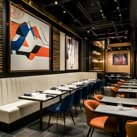 Ensemble de mobilier de café, de restaurant et de salon de thé, canapé en cuir beige avec tables carrées en marbre et chaises de restaurant en velours