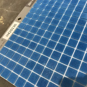 <span class=keywords><strong>Piastrelle</strong></span> a Mosaico in Vetro Termofusibile 20x20 dal Design Moderno per Piscine e Pareti di Hotel con Caratteristica Effetto Parquet - Product Image 1
