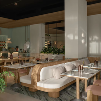 Ensemble de meubles de restaurant modernes et luxueux Songdesign, table à manger carrée en bois massif personnalisable et chaises confortables en tissu