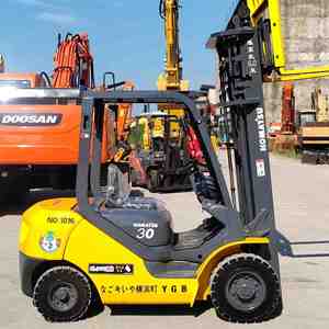 Montacargas Komatsu de 3 Toneladas con Motor Diésel Japonés Original, Entrega Rápida, Bajo Precio, Embalaje en Palés, Maquinaria para Movimiento de Tierras - Product Image 3