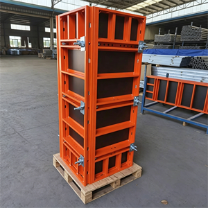 Panneaux de coffrage modulaires en acier avec revêtement en contreplaqué pour le coulage de murs, colonnes, poutres et dalles, avec pinces et cales réglables - Product Image 1