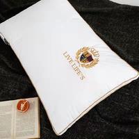 2021 nouveau style britannique hôtel Hilton antibactérien doux pour la peau hauteur différente oreiller en microfibre sommeil profond