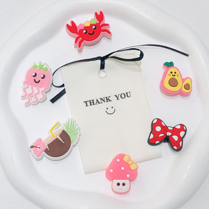 อุปกรณ์ตกแต่งรองเท้ารูปสัตว์น่ารักสำหรับชายหาด ขายส่งจี้ห้อยรองเท้าแบบกำหนดเอง ตกแต่งรองเท้ารูปทรงต่างๆ หลากสี - Product Image 1