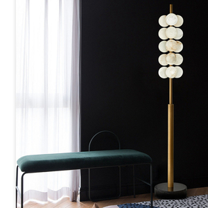 Lampe sur pied en albâtre naturel en forme <span class=keywords><strong>de</strong></span> grappe <span class=keywords><strong>de</strong></span> <span class=keywords><strong>raisins</strong></span> sculpturale |   Lampe <span class=keywords><strong>de</strong></span> sol LED en laiton doré avec base en marbre pour salon - Product Image 6