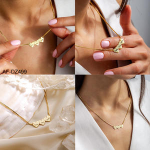 Pendentif personnalisé à trois cœurs gravé en or 18K Collier maman personnalisé avec plusieurs noms de breloques Cadeau de bijouterie en acier inoxydable - Product Image 1