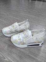 En gros Chaussures de marche compensées à plateforme pour femmes, style mode, en dentelle et maille, rehaussantes, décontractées, à enfiler, type mocassins
