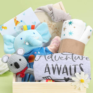 Coffret cadeau personnalisé pour bébé garçon avec couverture à emmailloter hochet bon marché vente en gros cadeaux uniques de révélation de sexe pour nouveau-né - Product Image 6