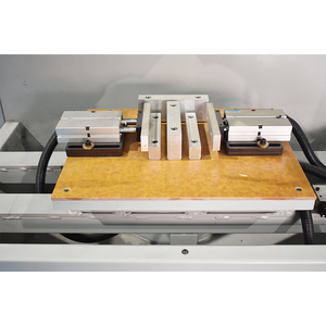 Machine de perçage et de fraisage CNC 3 axes JUNDE pour la fabrication de cadres de fenêtres et de portes en aluminium et en bois, 500 mm, 9,8 kW - Product Image 4