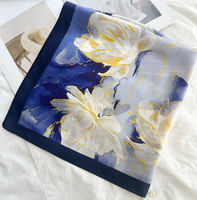 Écharpe 100% soie de mûrier 65x65 cm, écharpe bleue avec fleurs blanches, écharpe tendance pour femmes