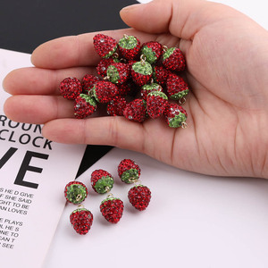 Perles en strass en forme de fraise avec trous de suspension pour la fabrication de bijoux DIY, accessoires en argile polymère, perles en vrac de forme irrégulière - Product Image 3