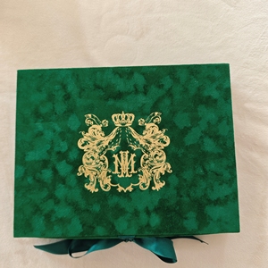 Scatola di Inviti per Matrimonio in Velluto Azzurro di Lusso, Inviti Personalizzati con Logo in Lamina d'Oro e Acrilico - Product Image 3
