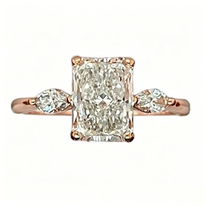 Bague de fiançailles de luxe en or 18 carats avec diamant de laboratoire taille radiant, personnalisée, certifiée IGI, bijoux de mariée - Product Image 1
