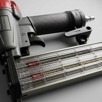 Cloueuse pneumatique TOUA F50 calibre 18 avec construction en alliage d'aluminium, longueur de clou de 2 pouces, capacité de 100 clous pour le travail du bois
